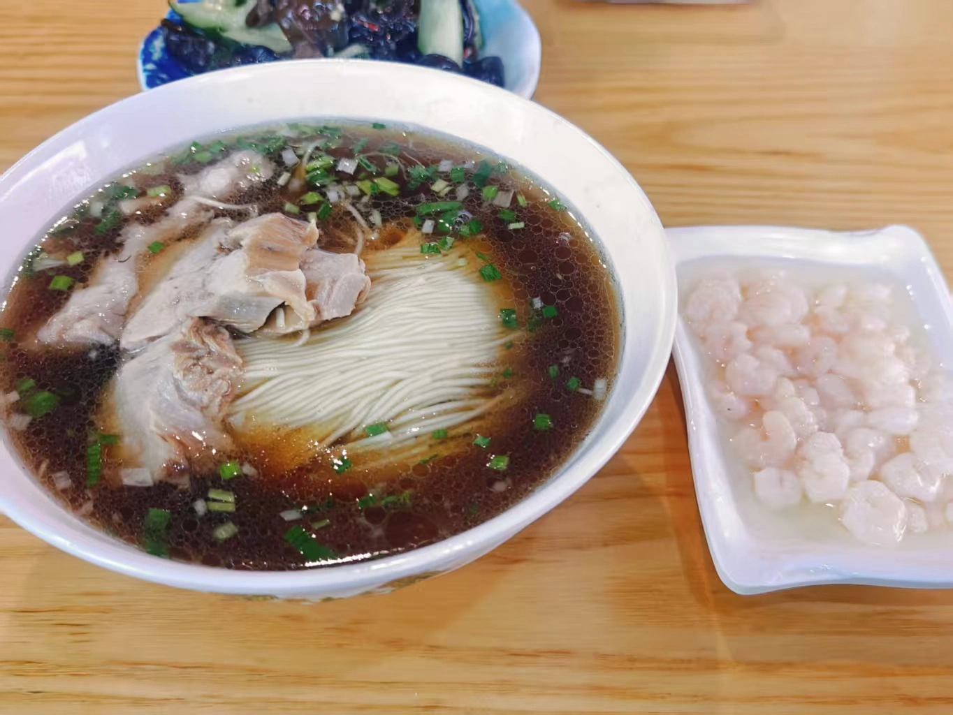 焖肉虾仁面