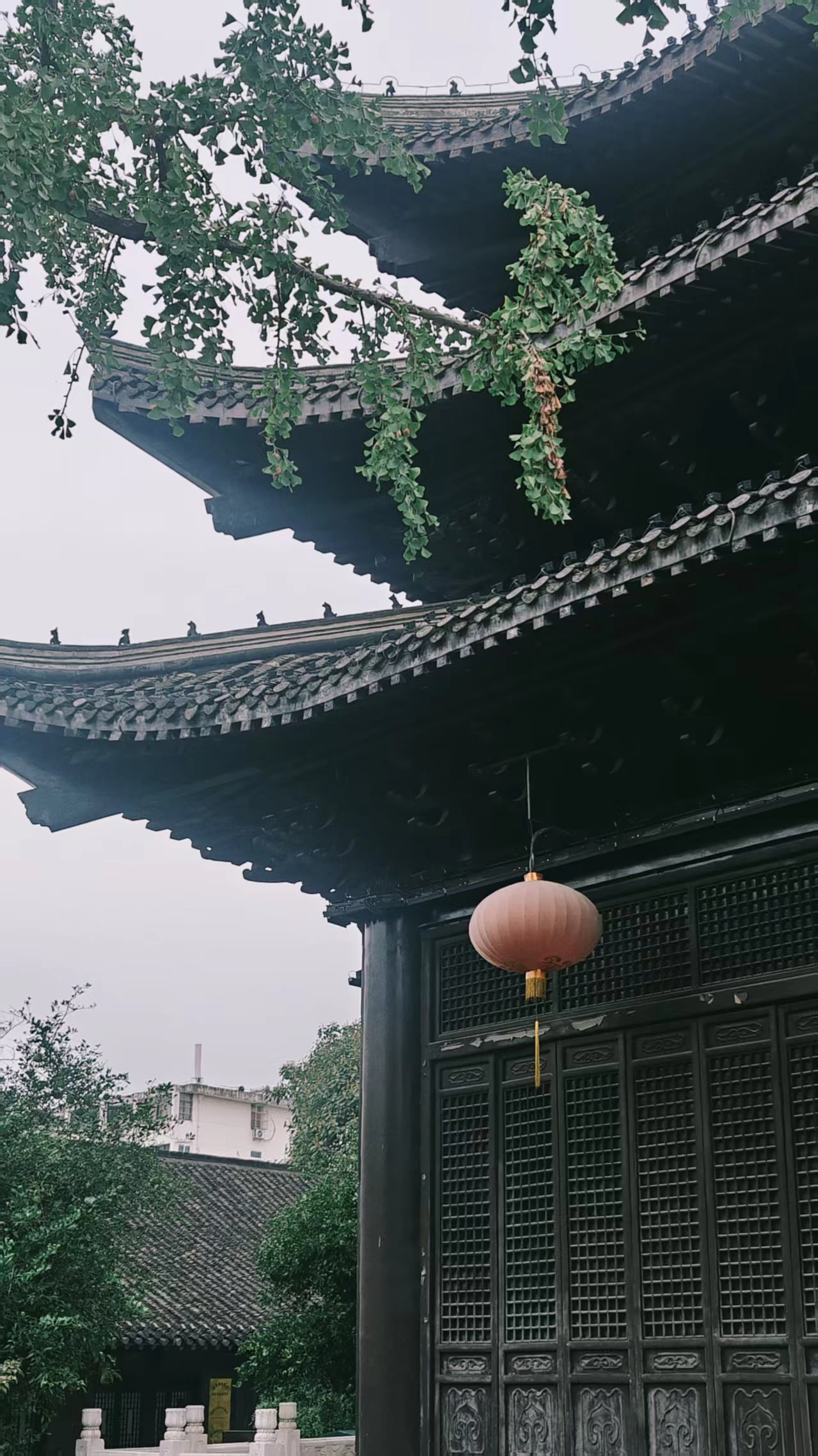 寺庙侧边